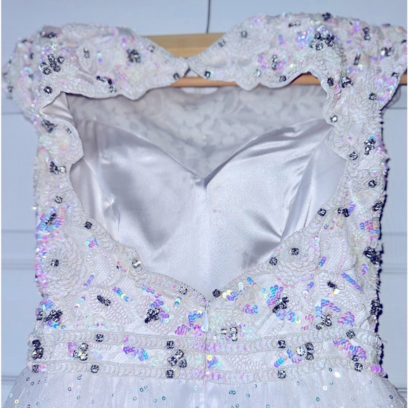 Beautiful WHITE Sherri Hill - Picture 3 of 15